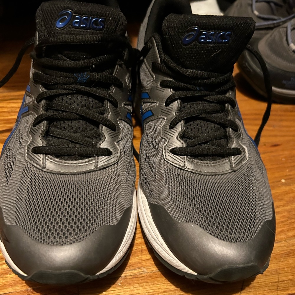 Men’s size 10 ASICS shoes